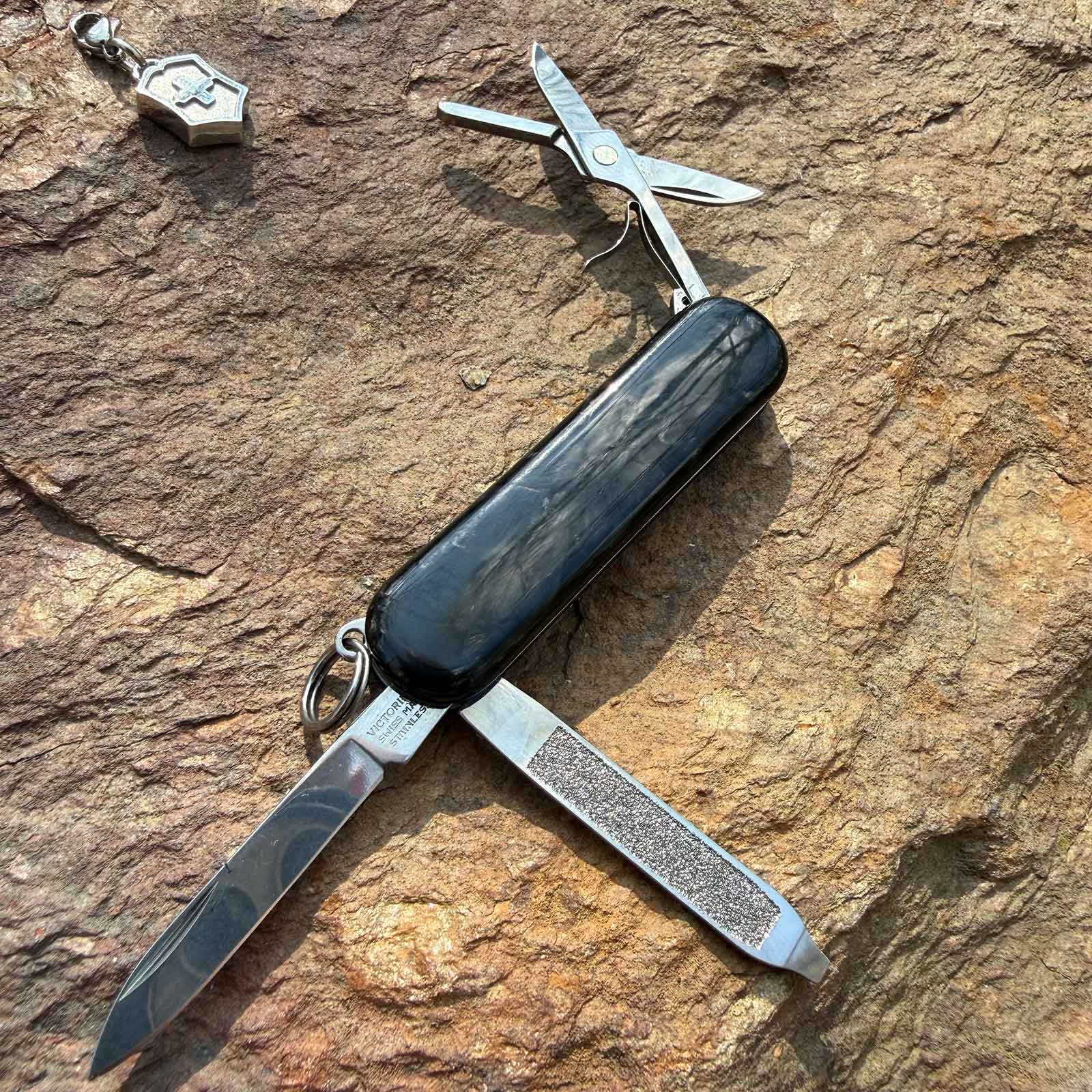Victorinox Classic SD Brilliant Taschenmesser in 3 Varianten - Limited Edition – Produktansicht des Messers – Detailansicht 9