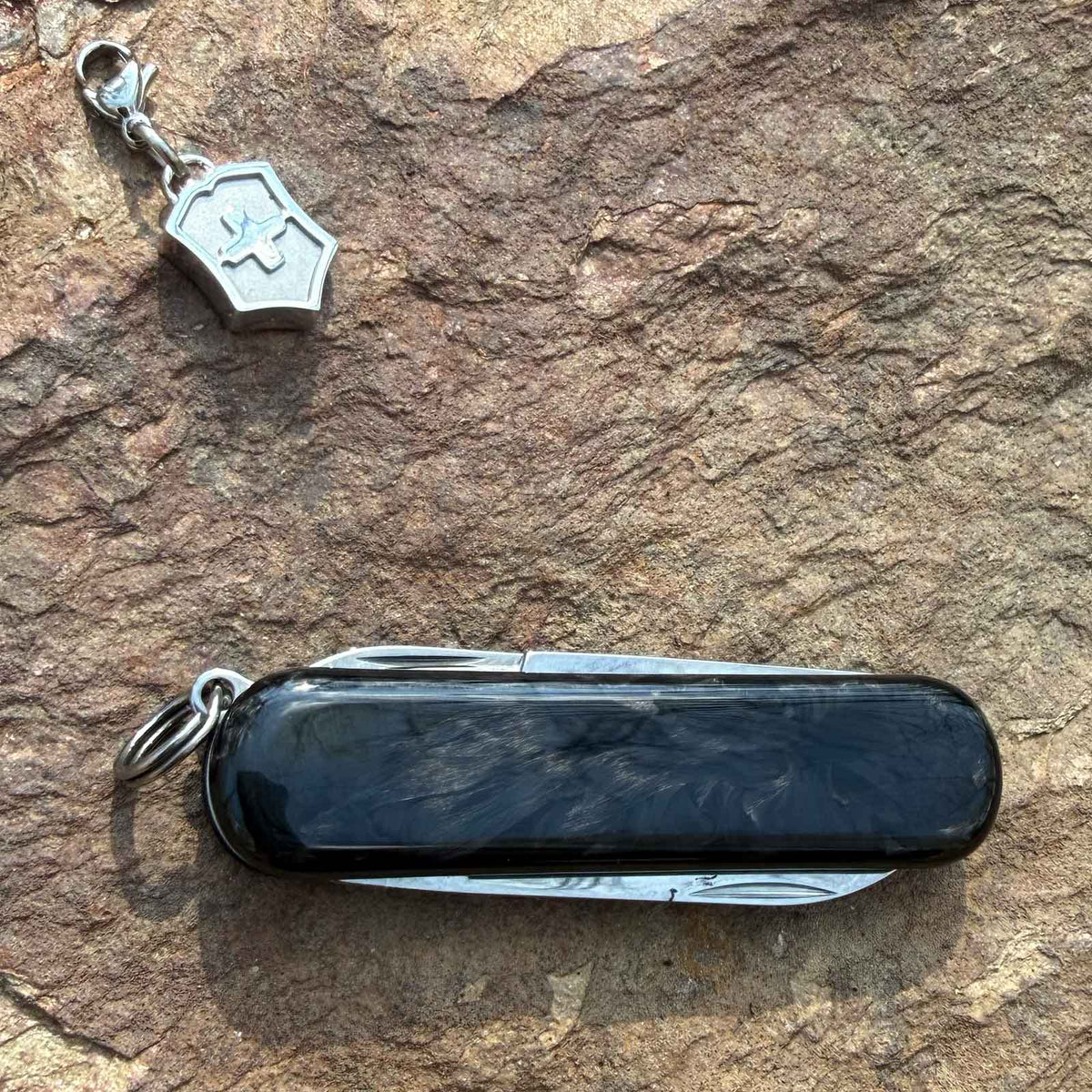 Victorinox Classic SD Brilliant Taschenmesser in 3 Varianten - Limited Edition – Produktansicht des Messers – Detailansicht 11