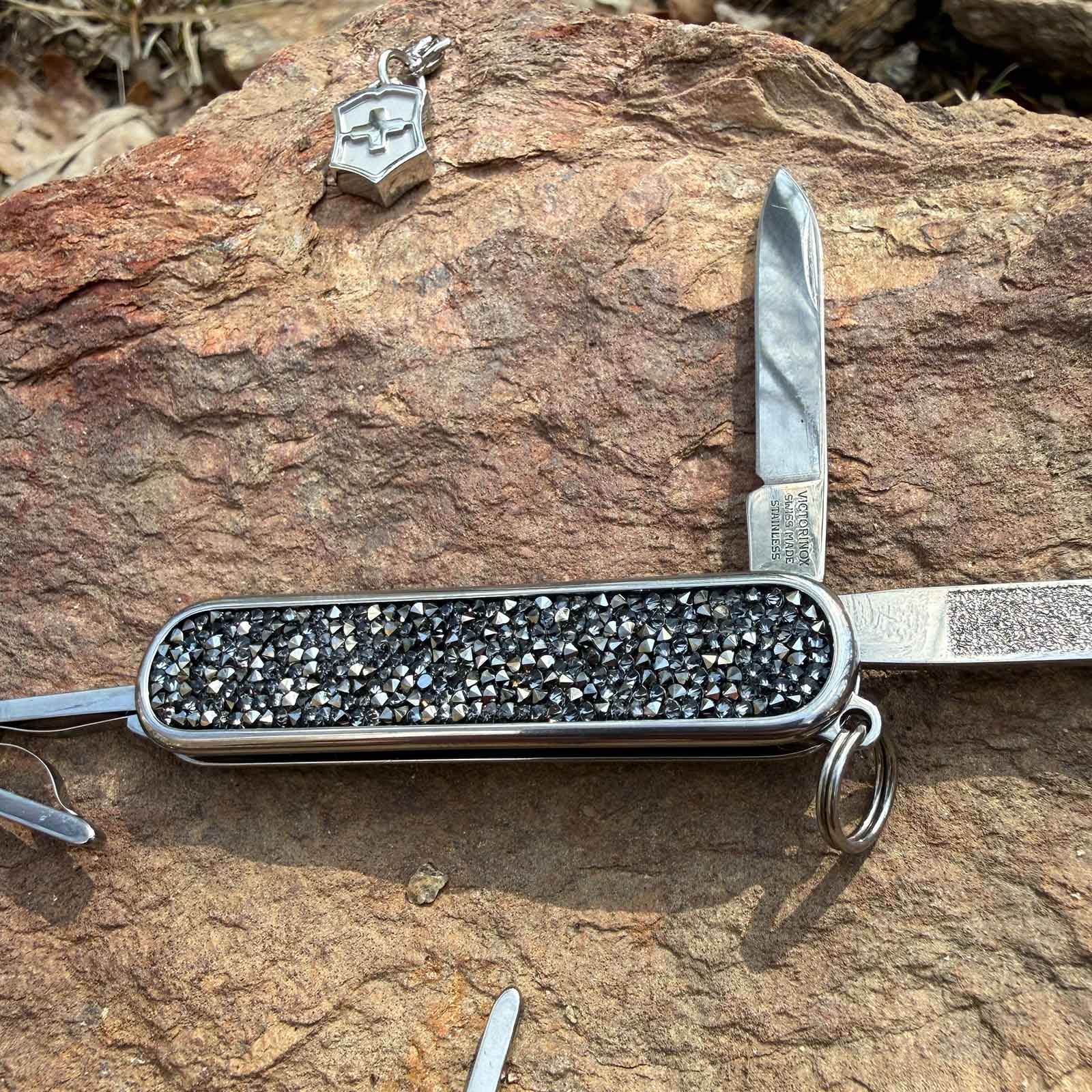 Victorinox Classic SD Brilliant Taschenmesser in 3 Varianten - Limited Edition – Produktansicht des Messers – Detailansicht 14