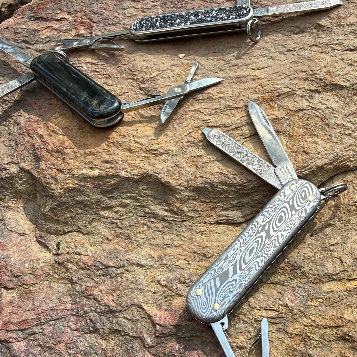 Victorinox Classic SD Brilliant Taschenmesser in 3 Varianten - Limited Edition – Produktansicht des Messers – Detailansicht 5