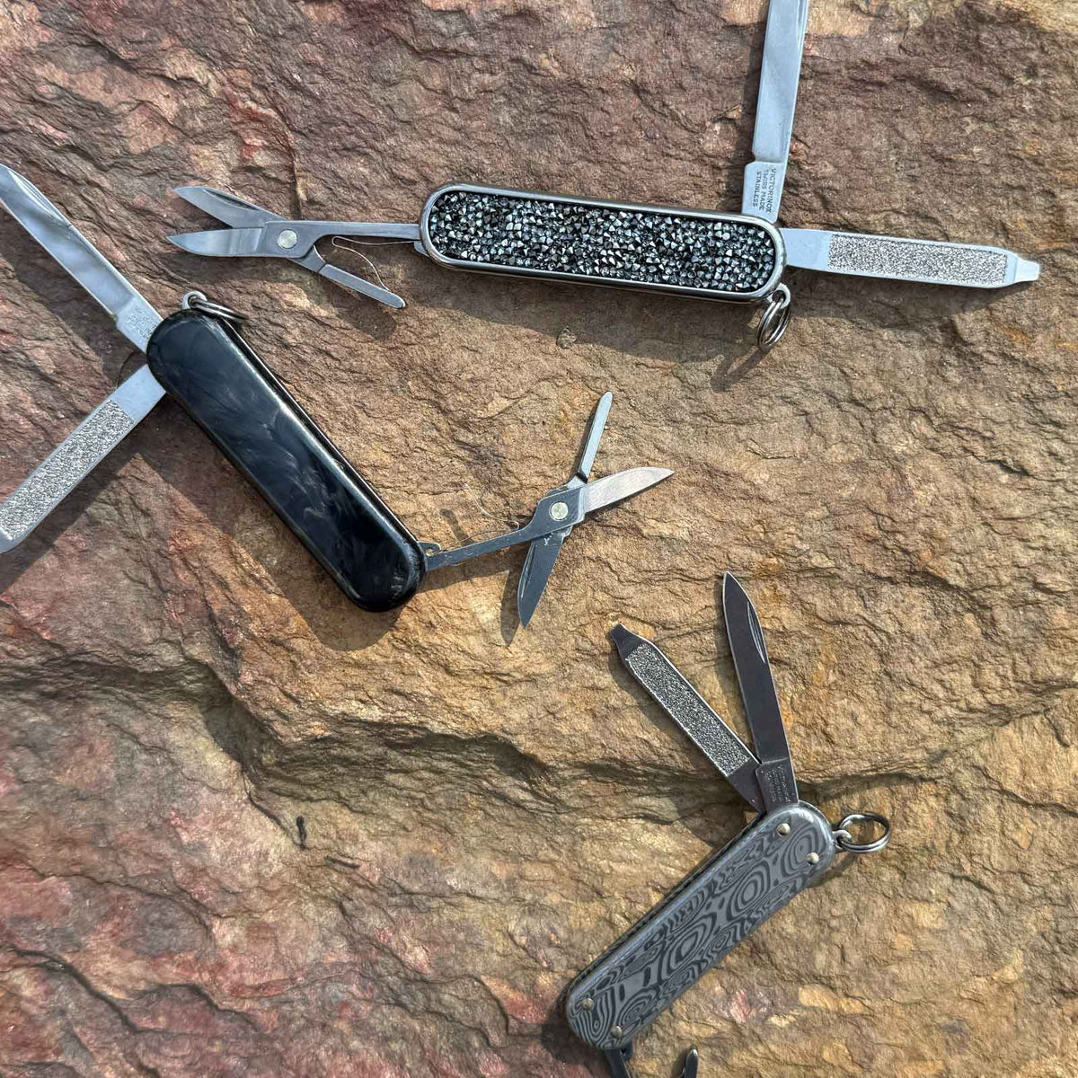 Victorinox Classic SD Brilliant Taschenmesser in 3 Varianten - Limited Edition – Produktansicht des Messers – Detailansicht 17