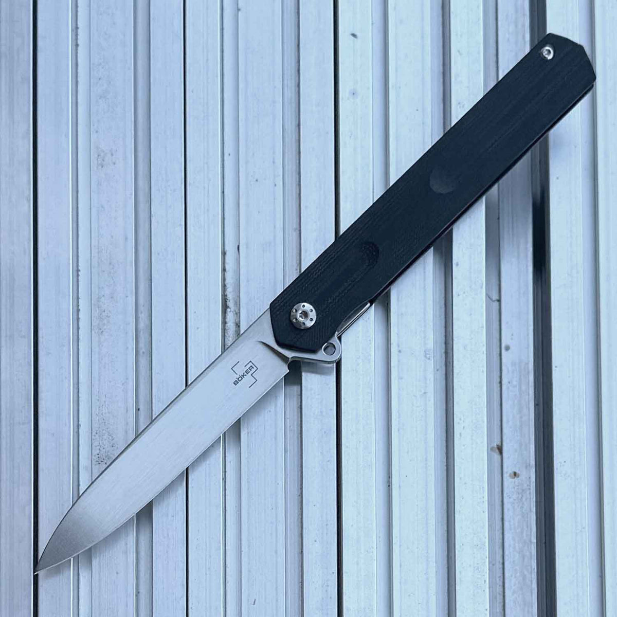 Böker Plus Kyoto – Taschenmesser mit D2-Klinge, G10 Griff, Titanclip & Nylon-Etui – Detailansicht