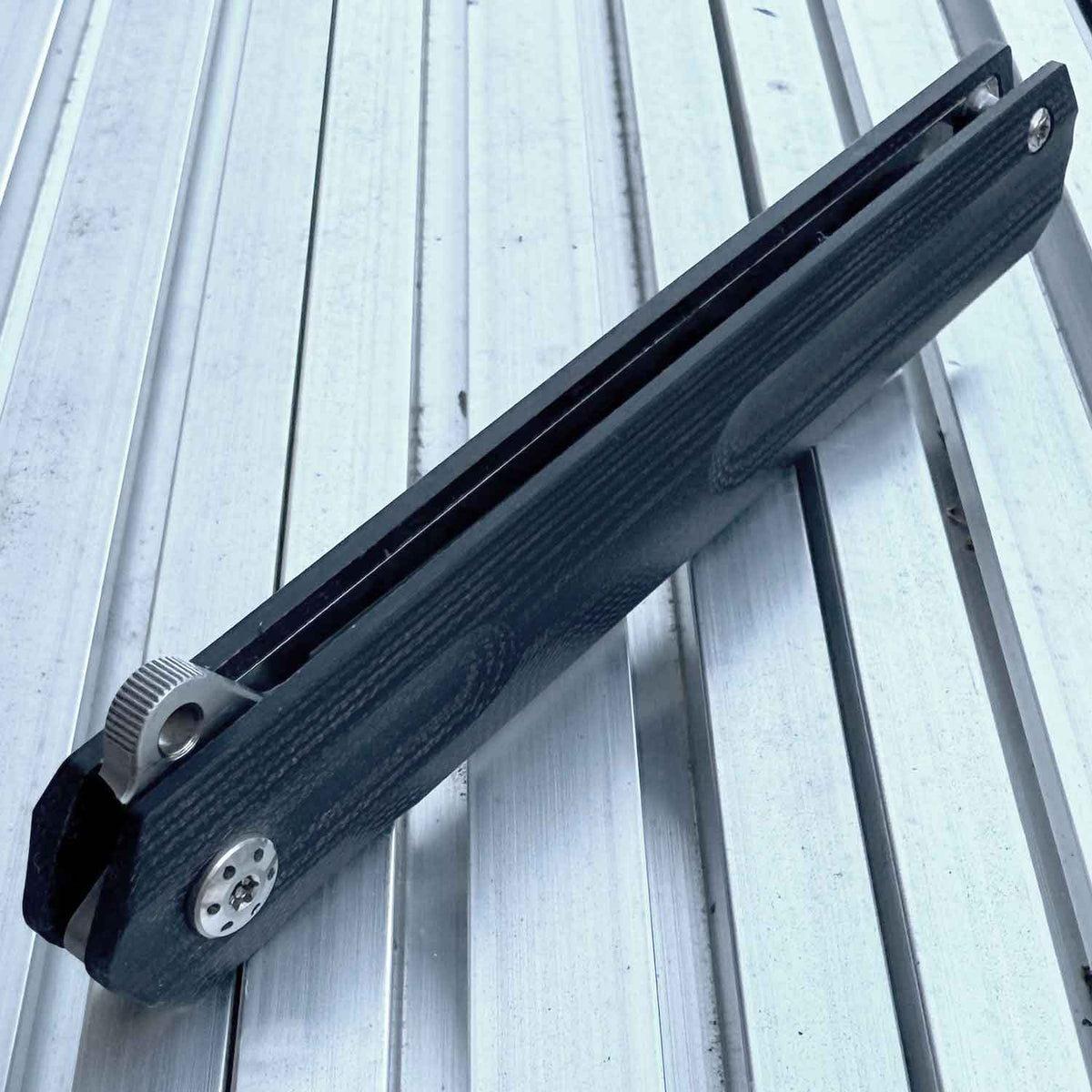 Böker Plus Kyoto – Taschenmesser mit D2-Klinge, G10 Griff, Titanclip & Nylon-Etui – Detailansicht