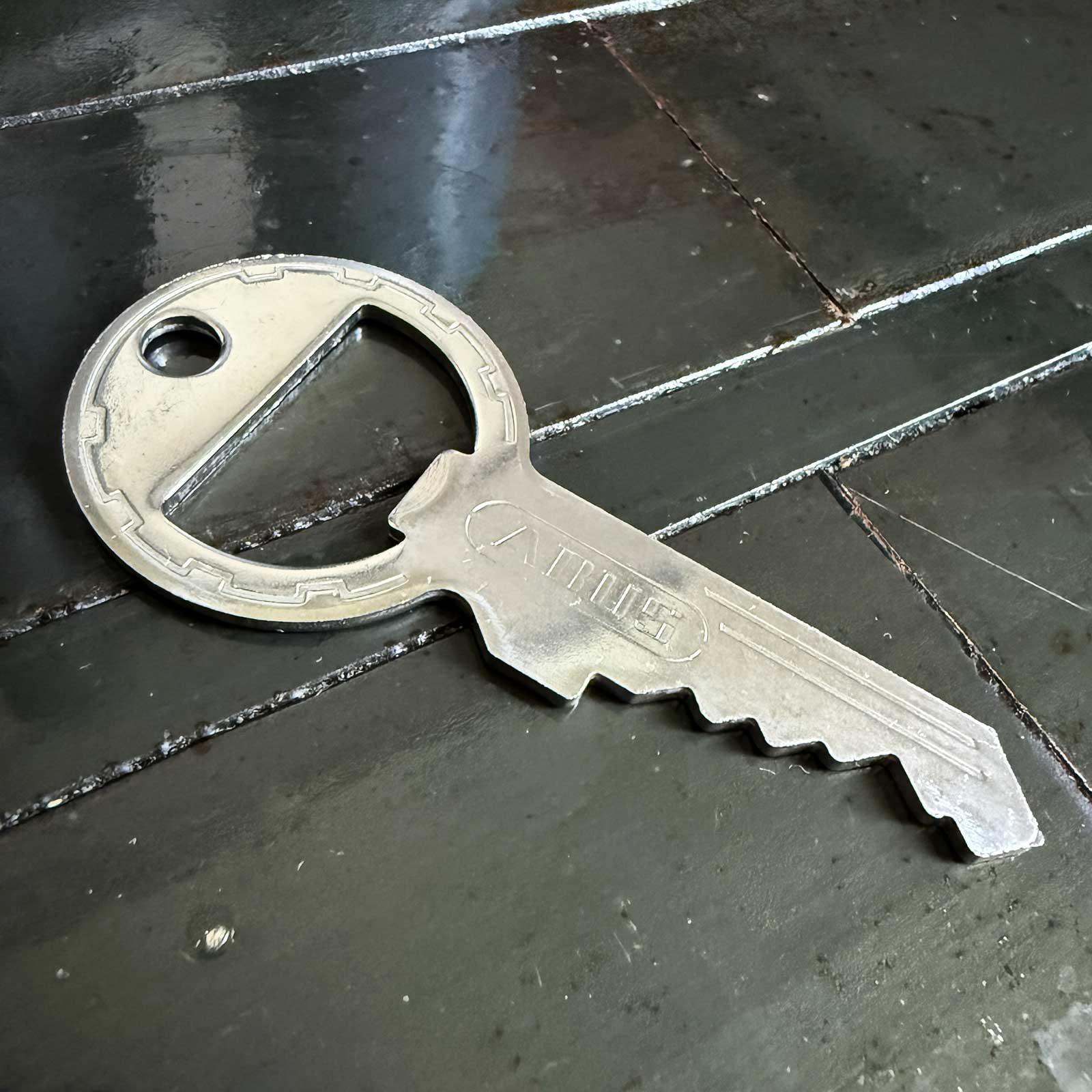 ABUS Flaschenöffner – Produktansicht – Detailansicht 3