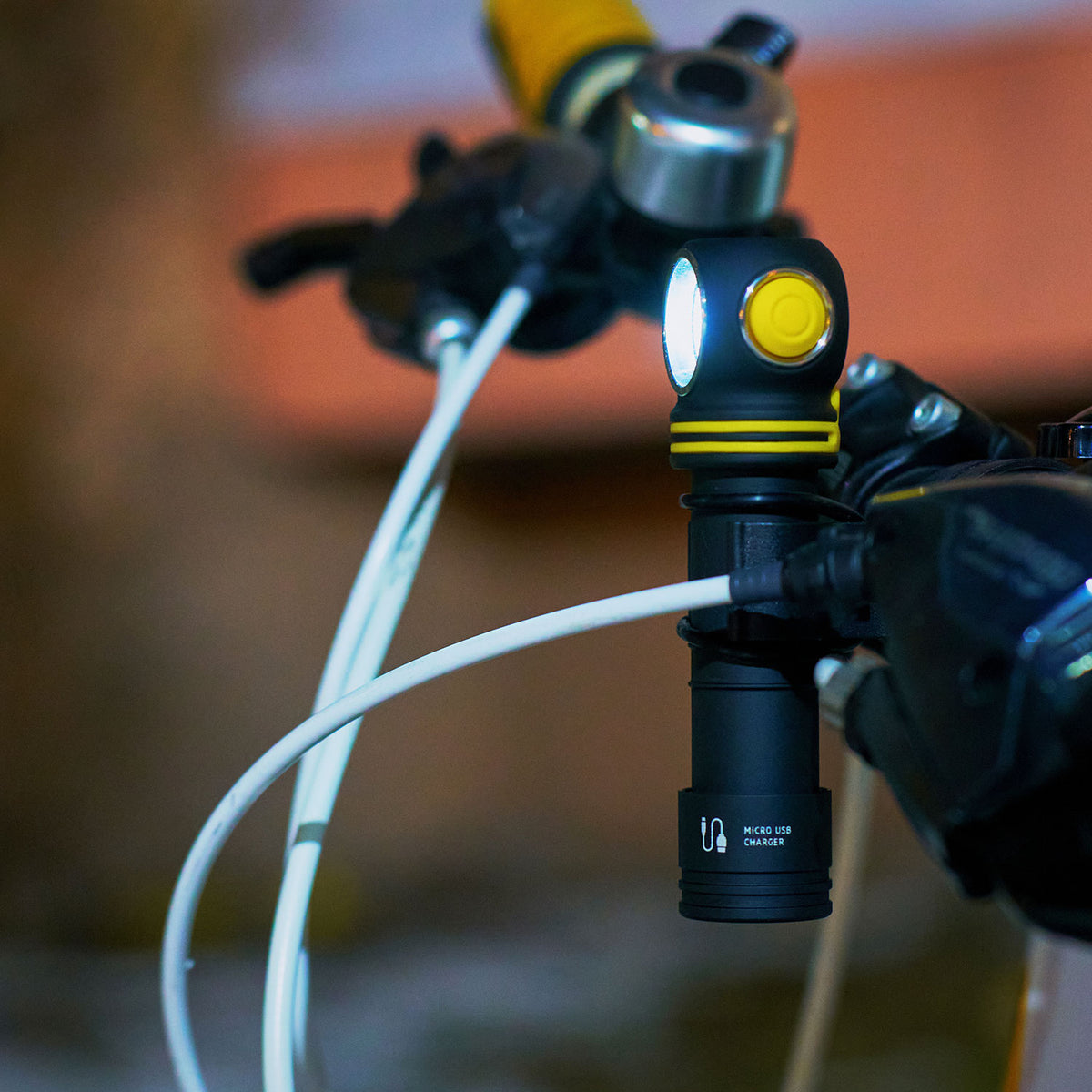 Armytek Elf C2 18650 – LED Stirnlampe mit USB-C Ladefunktion in 2 Lichtfarben – Detailansicht