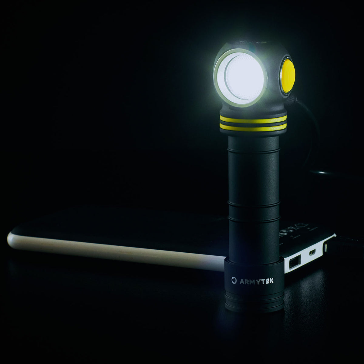 Armytek Elf C2 18650 – LED Stirnlampe mit USB-C Ladefunktion in 2 Lichtfarben – Detailansicht