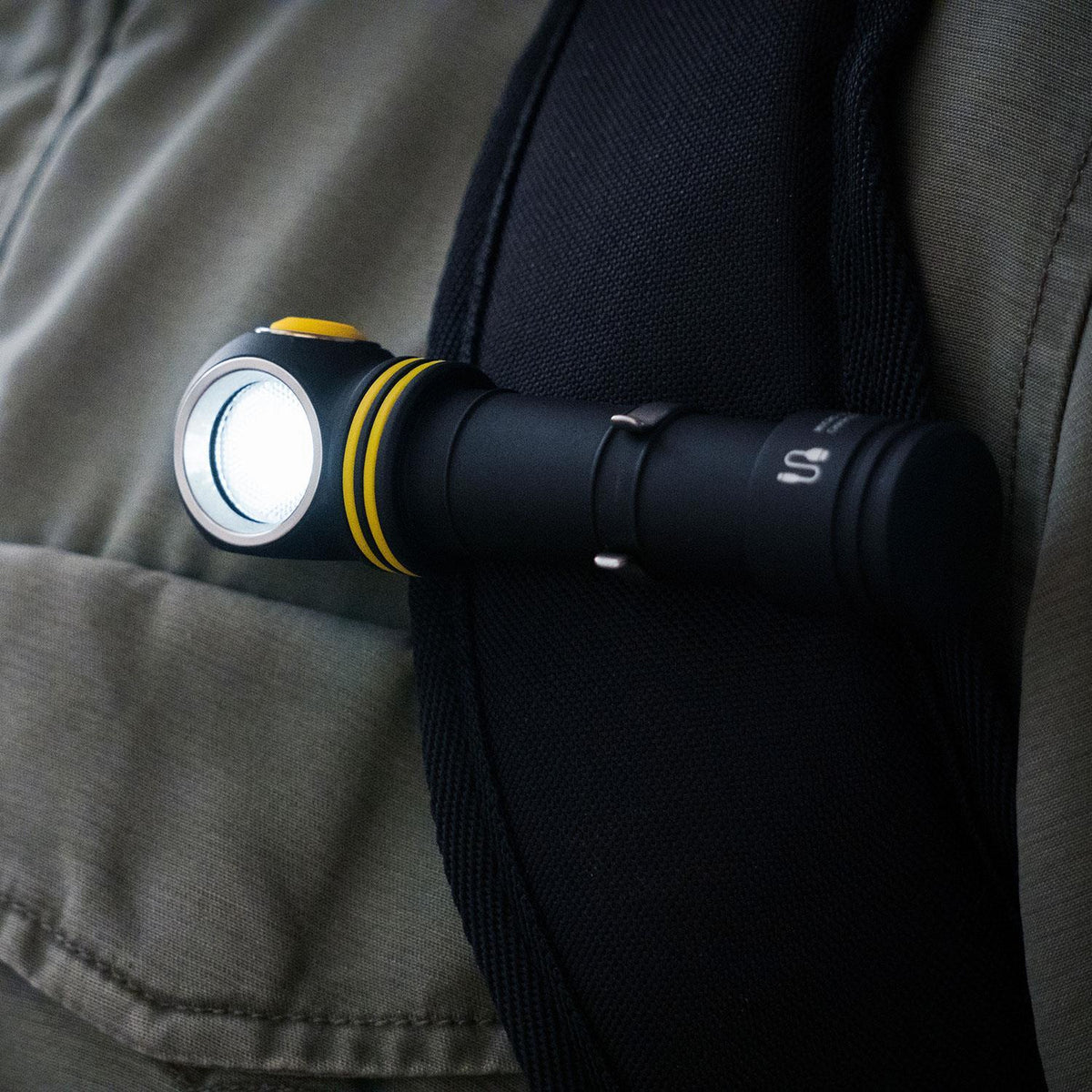 Armytek Elf C2 18650 – LED Stirnlampe mit USB-C Ladefunktion in 2 Lichtfarben – Detailansicht