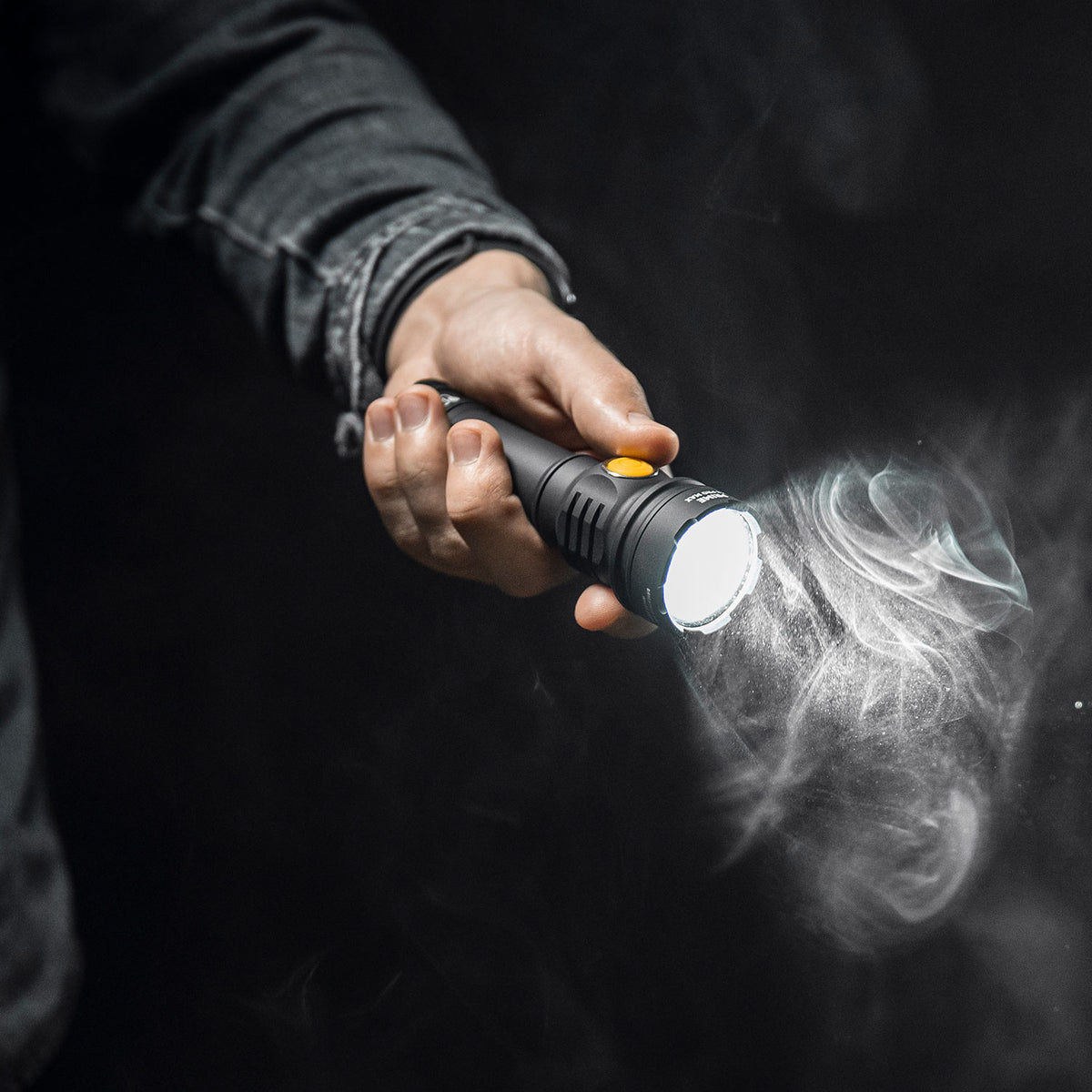 Armytek Prime C2 Pro Max 21700 - LED Taschenlampe mit Magnet Ladefunktion in 2 Lichtfarben – Detailansicht