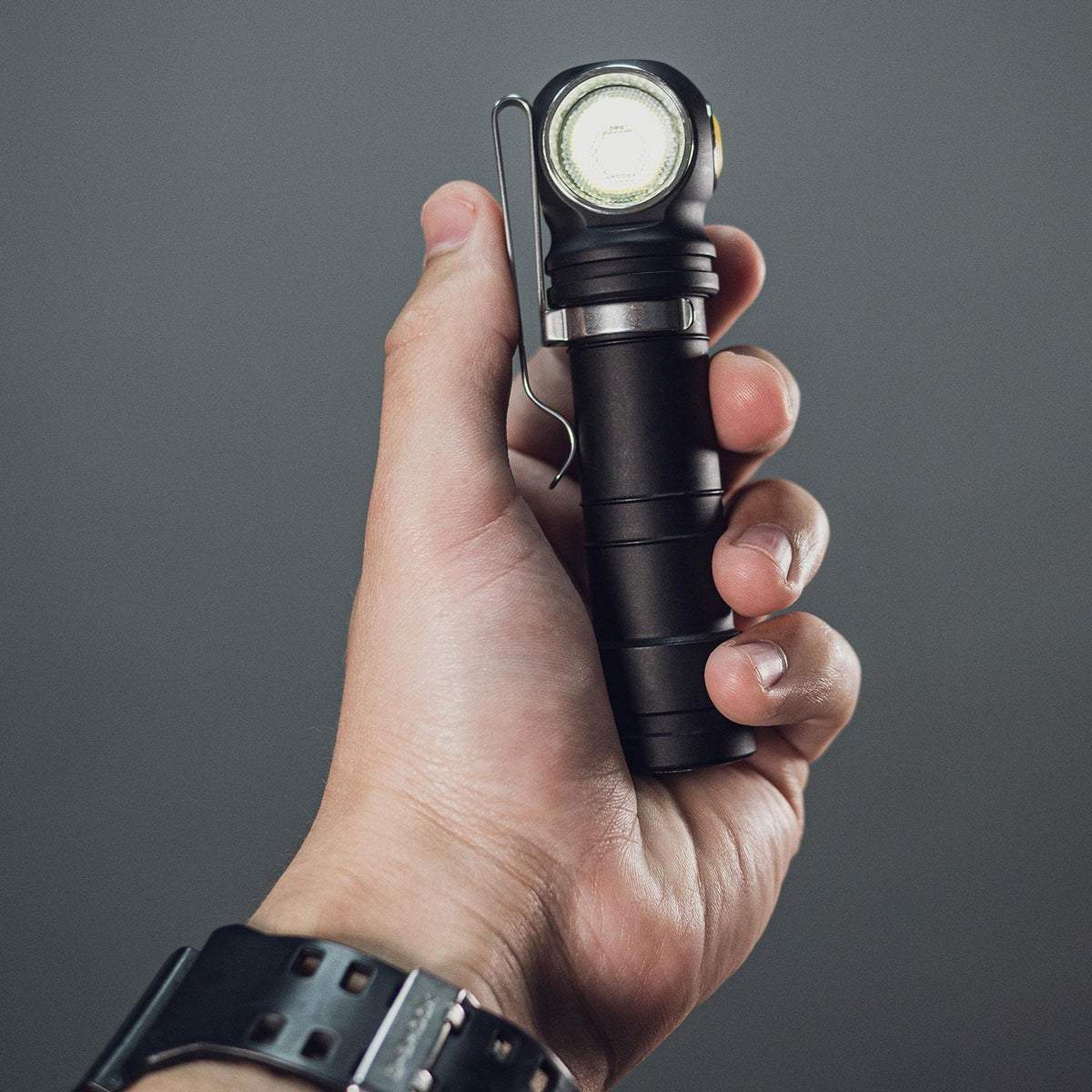 Armytek Wizard C2 Pro Max 21700 - LED Stirnlampe mit Magnet Ladefunktion in 2 Lichtfarben – Detailansicht