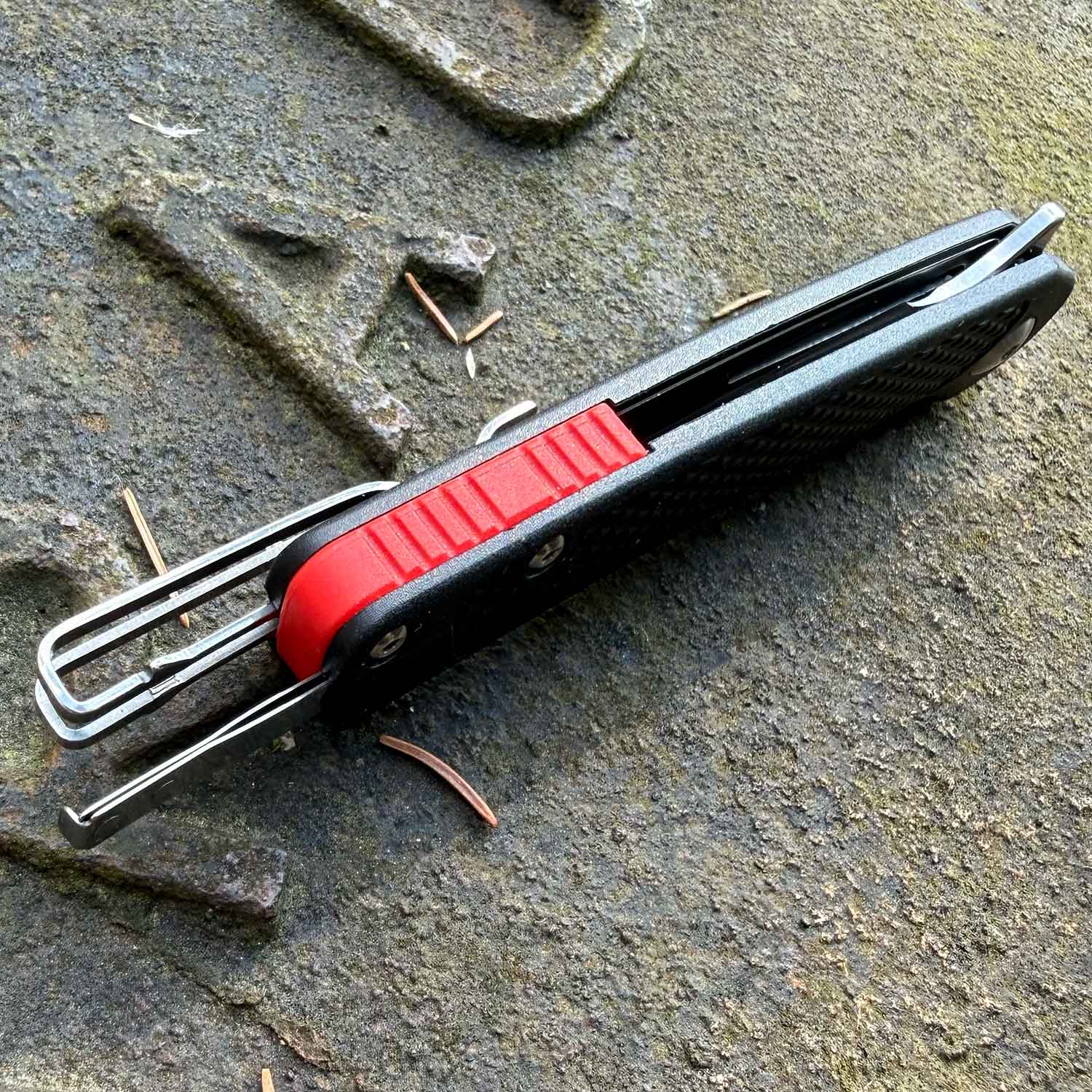Böker Plus Fire Ant Black – Kompaktes Taschenmesser mit Pinzette und Tip-Up Clip – Detailansicht