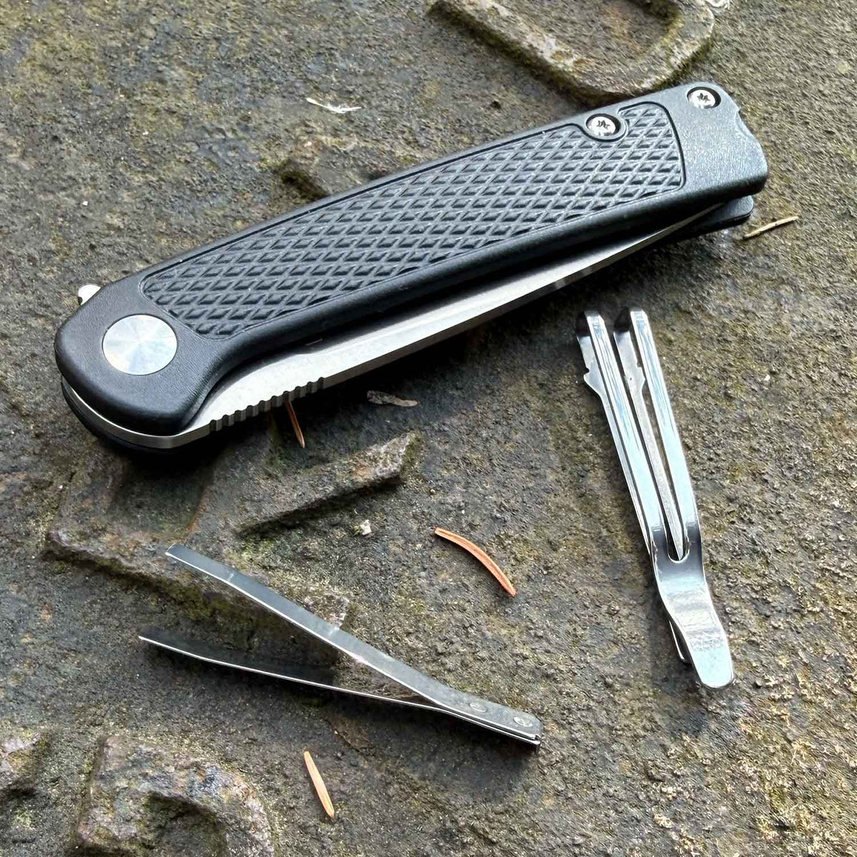 Böker Plus Fire Ant Black – Kompaktes Taschenmesser mit Pinzette und Tip-Up Clip