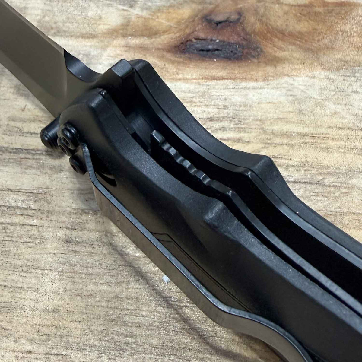 Böker Plus All Black Pro – Taschenmesser mit D2-Klinge & Tip-Up Clip – Detailansicht