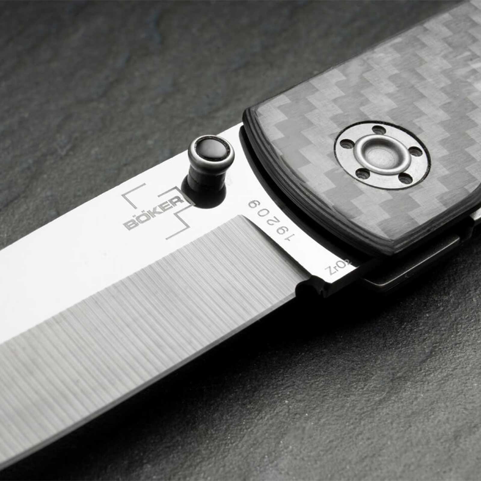 Böker Plus Anti-Grav – Taschenmesser mit Keramikklinge und Carbongriff – Detailansicht, Klinge und Schneide