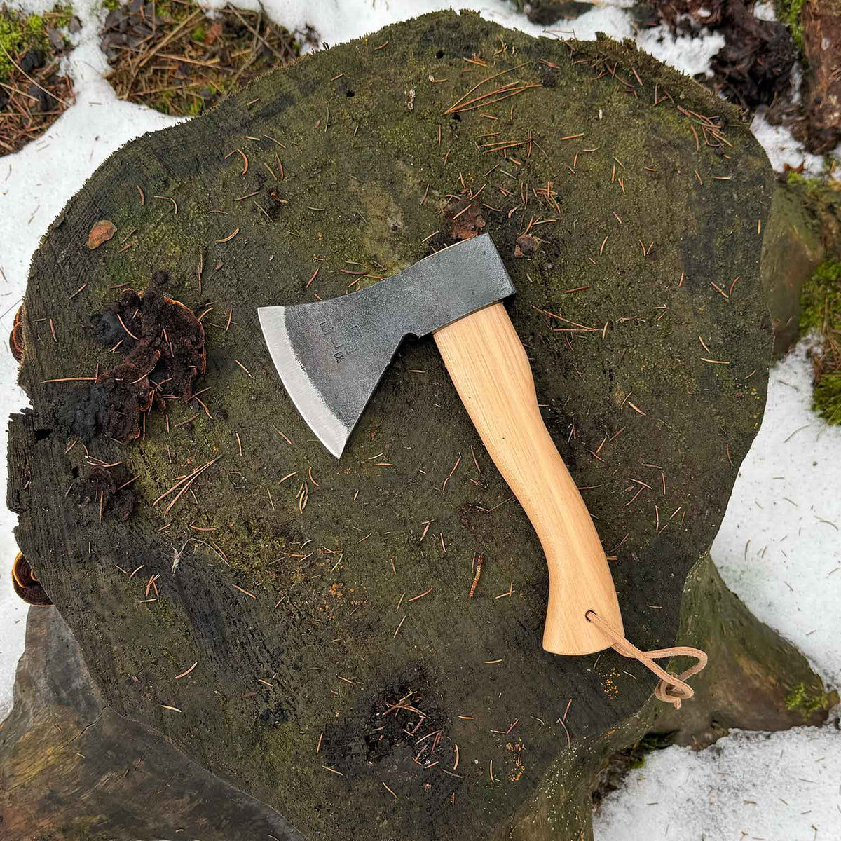 Böker Appalachian Origin Mini Axe – Kompaktes Mini-Beil mit Eschenholzstiel – Detailansicht