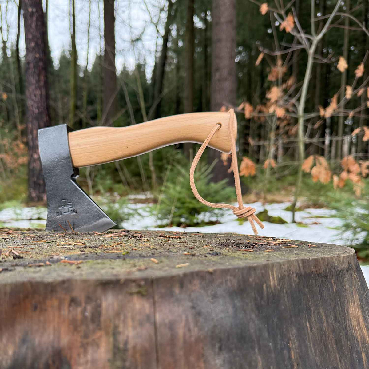 Böker Appalachian Origin Mini Axe – Kompaktes Mini-Beil mit Eschenholzstiel – Detailansicht
