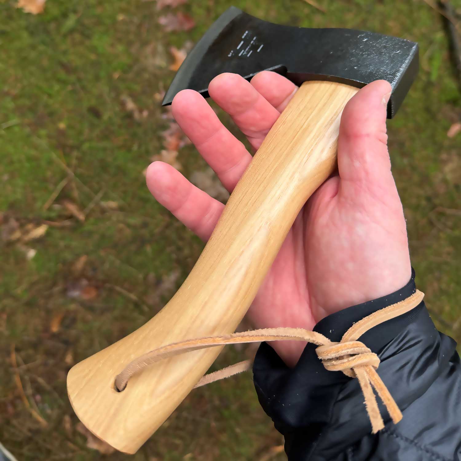 Böker Appalachian Origin Mini Axe – Kompaktes Mini-Beil mit Eschenholzstiel – Detailansicht