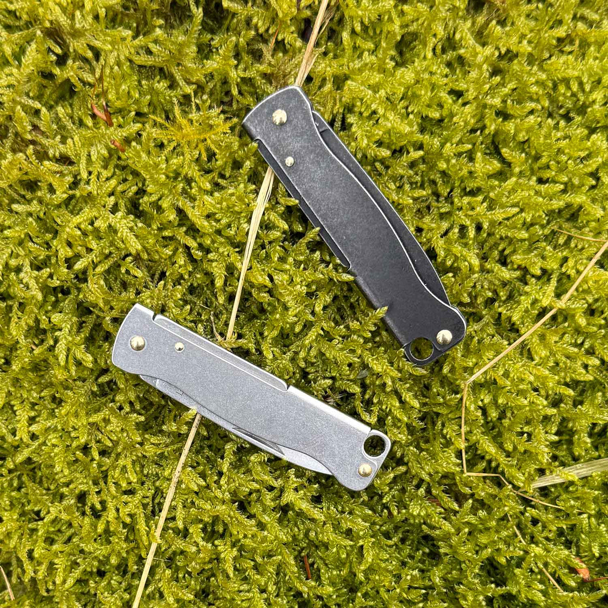 Böker Plus Atlas Mini – Schlüsselbund-Taschenmesser mit Slipjoint Verschluß, dunkelgrau oder silberne Griffschalen