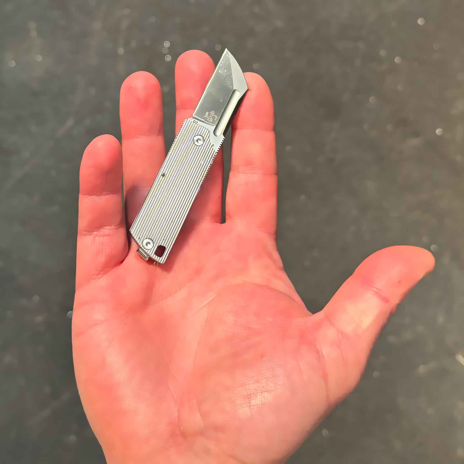 Böker Plus BabyX – EDC-Taschenmesser mit D2 Sheepfoot-Klinge & Deep-Carry Clip – Größenvergleich in der Hand