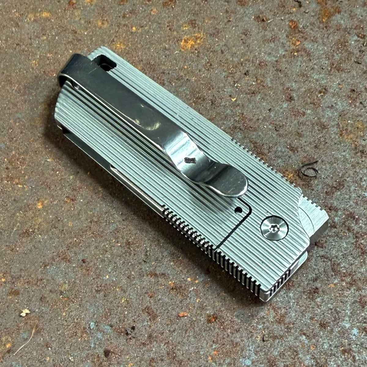 Böker Plus BabyX – EDC-Taschenmesser mit D2 Sheepfoot-Klinge & Deep-Carry Clip – Clip und Befestigung, Rückansicht