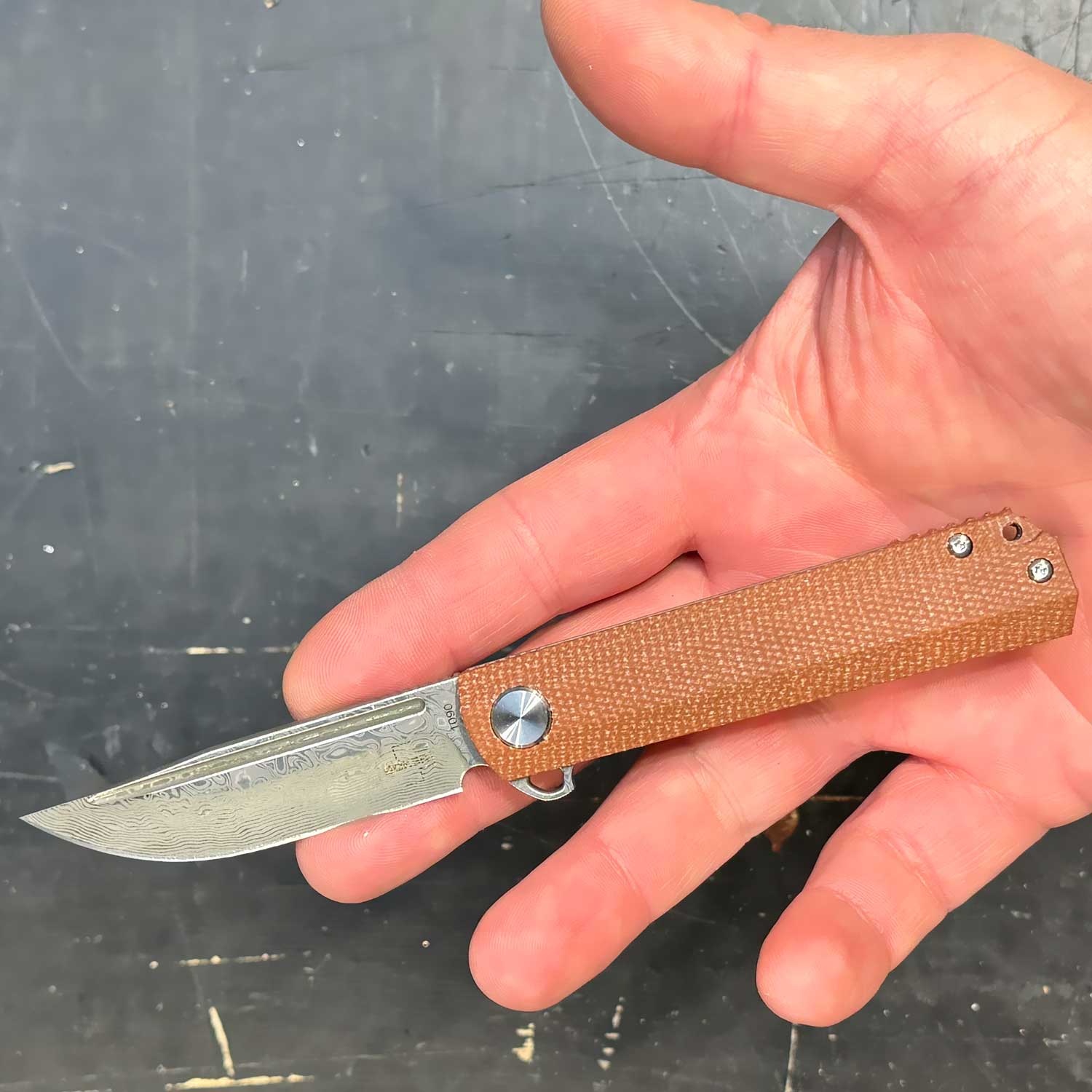 Böker Plus Cataclyst Flipjoint Damast Taschenmesser mit Micartagriff und Clip – Detailansicht