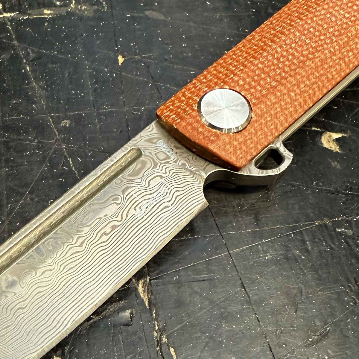 Böker Plus Cataclyst Flipjoint Damast Taschenmesser mit Micartagriff und Clip – Detailansicht