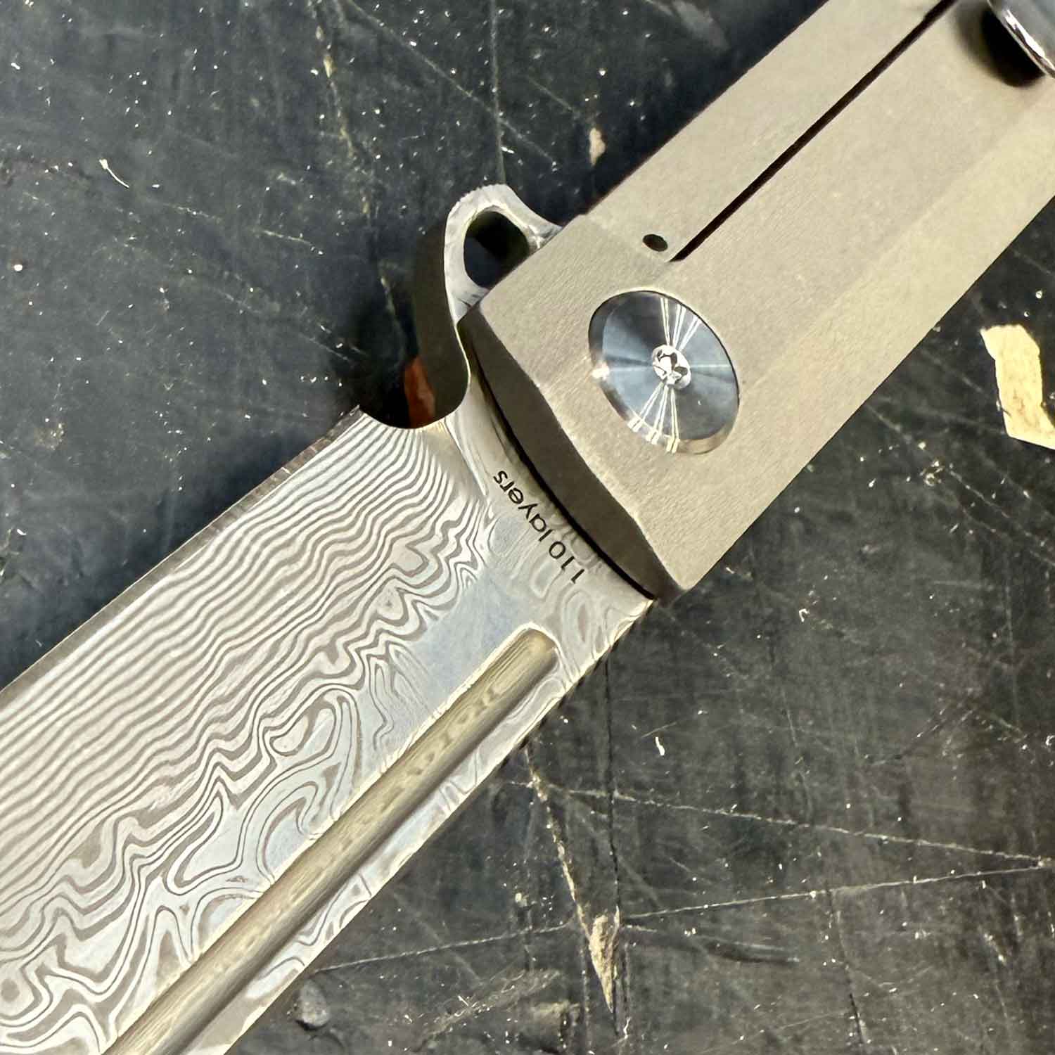 Böker Plus Cataclyst Flipjoint Damast Taschenmesser mit Micartagriff und Clip – Detailansicht