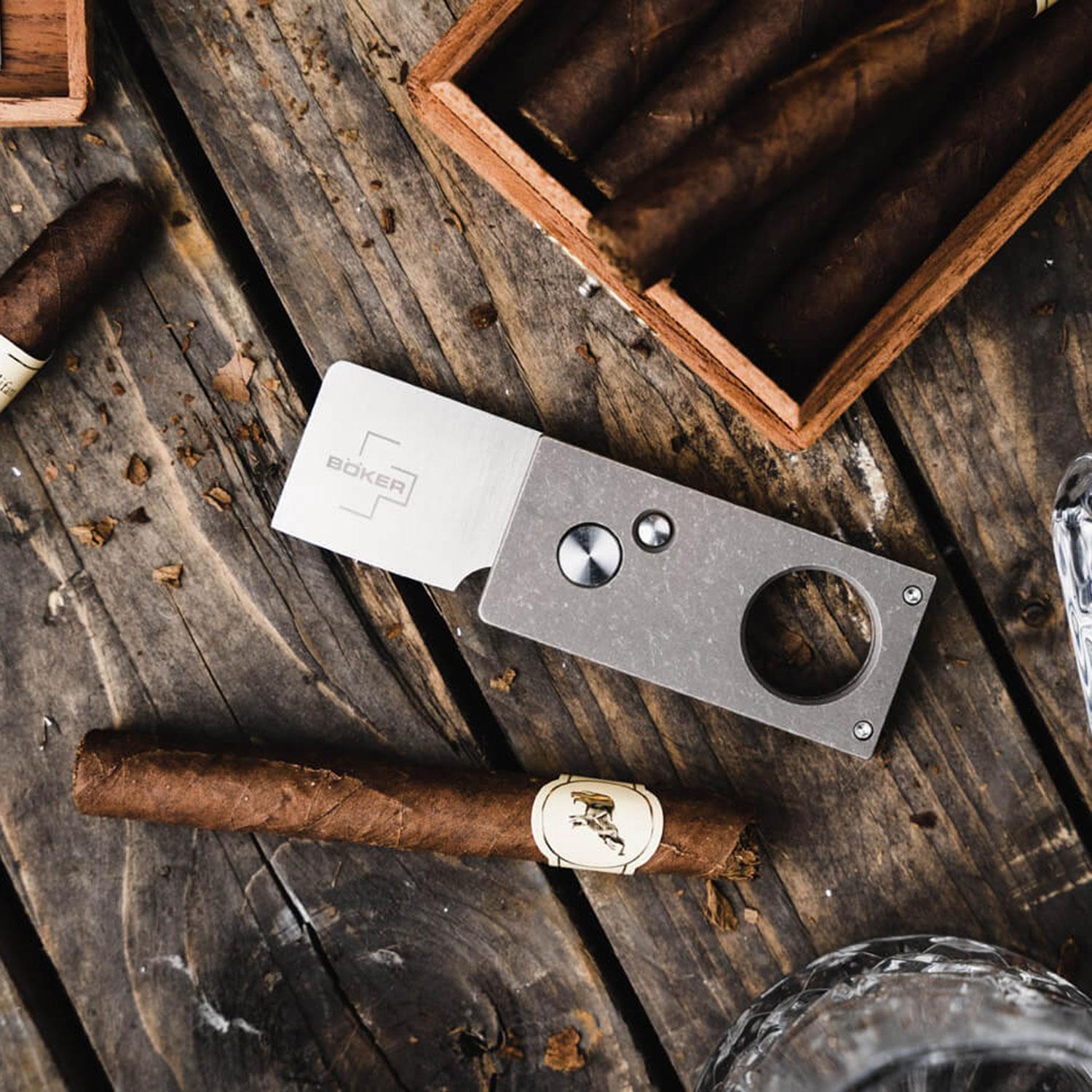 Böker Plus Cigar Cutter - Zigarrenschneider aus Titan mit Edelstahlklinge – Detailansicht