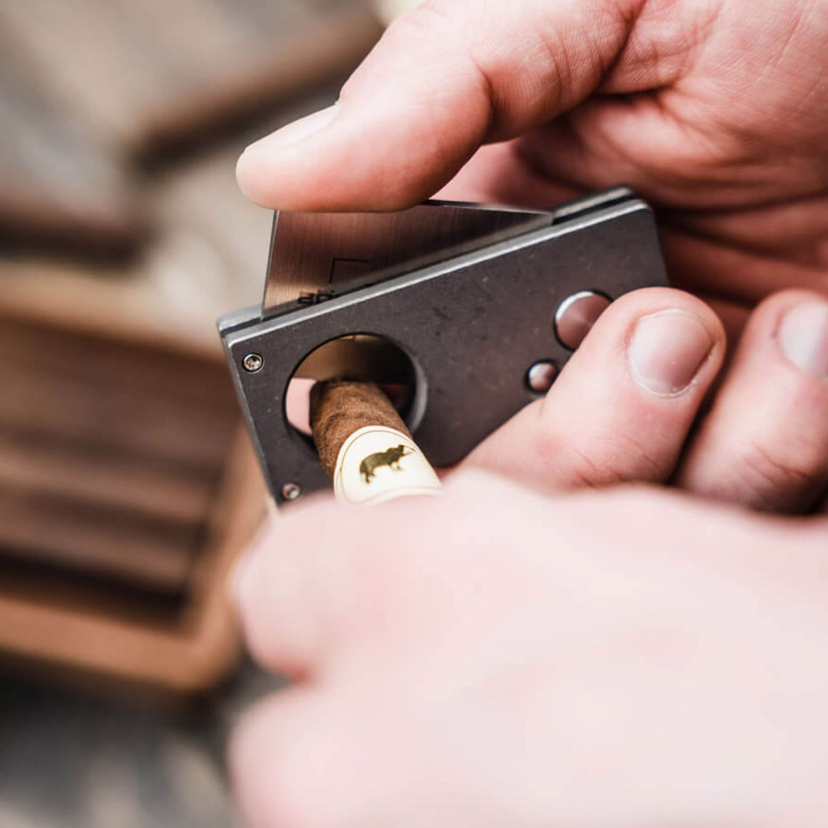 Böker Plus Cigar Cutter - Zigarrenschneider aus Titan mit Edelstahlklinge – Detailansicht