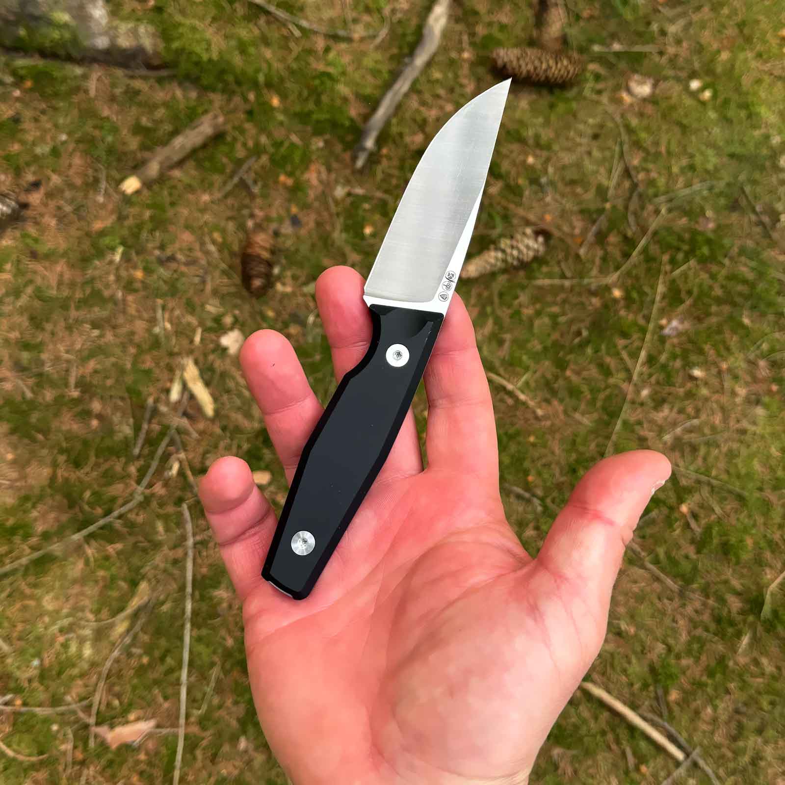 Böker Daily Knives AK4 14C28N - feststehendes EDC-Messer - Größe in der Hand