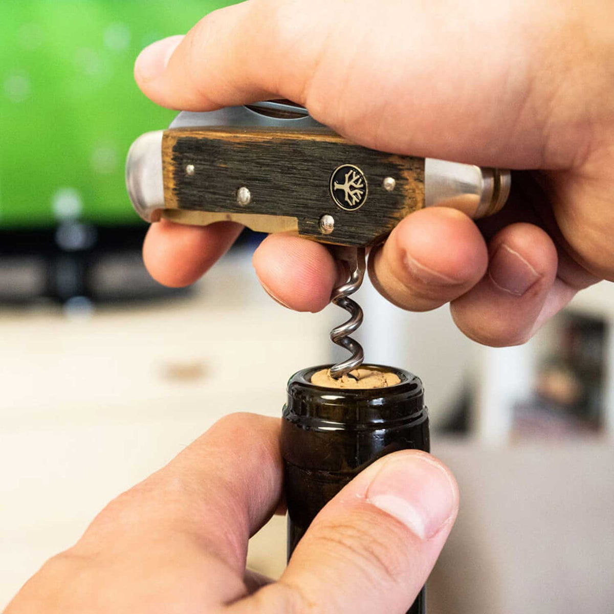 Böker Winzermesser - Edles Taschenmesser für Weinliebhaber mit Eichenholzgriff – Detailansicht
