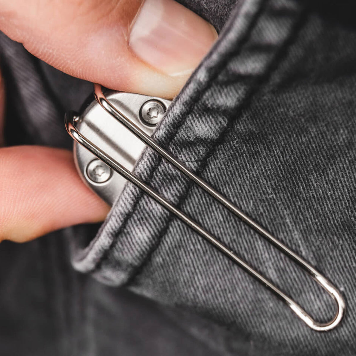 Böker Plus Friday Gentleman Taschenmesser mit Tip Up Clip und Nylonholster – Detailansicht