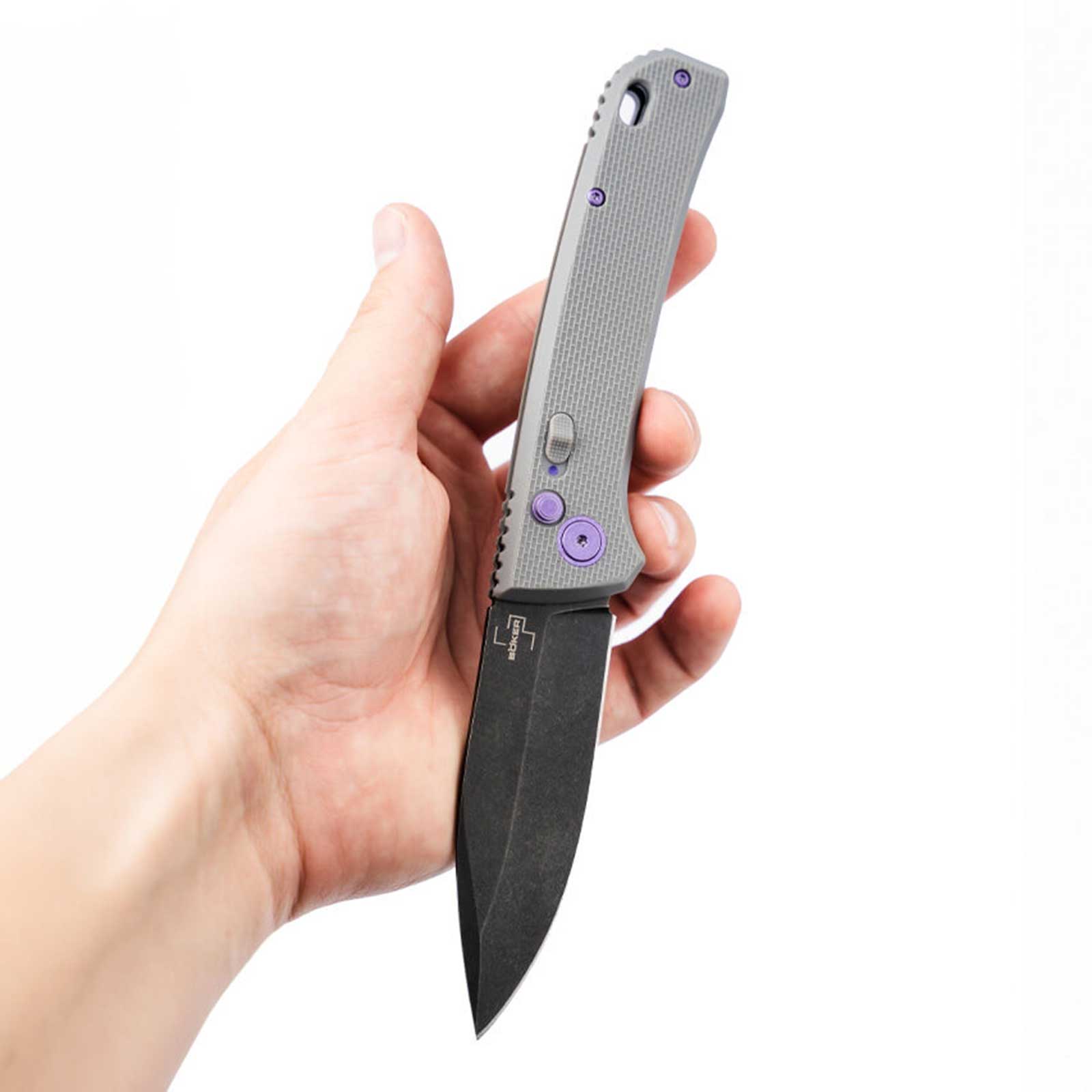 Böker Plus FRND Grey – Automatikmesser mit D2-Klinge & Button Lock – Größenvergleich in der Hand