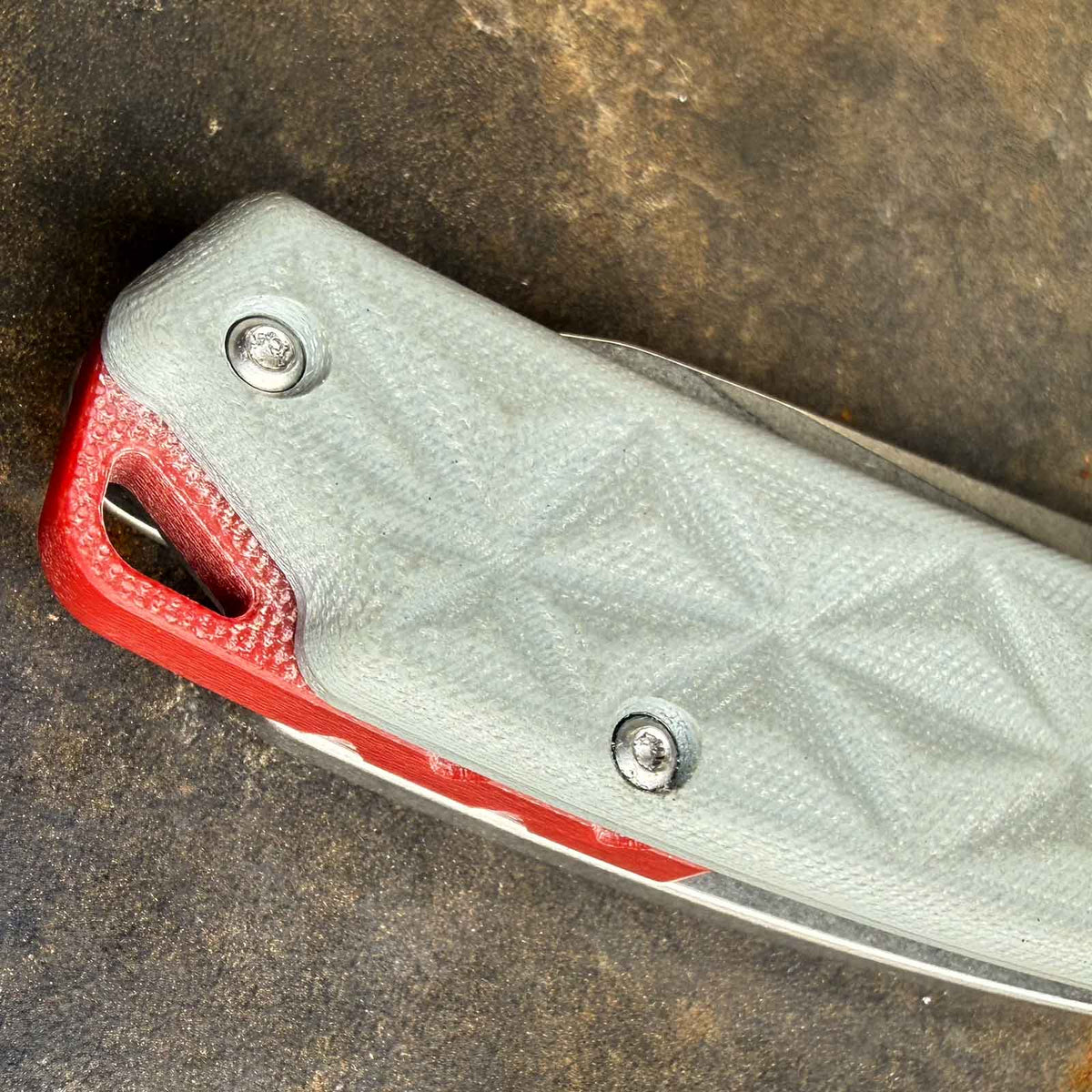 Böker Plus Gemtek – kompaktes EDC-Taschenmesser – Detail Griffschale
