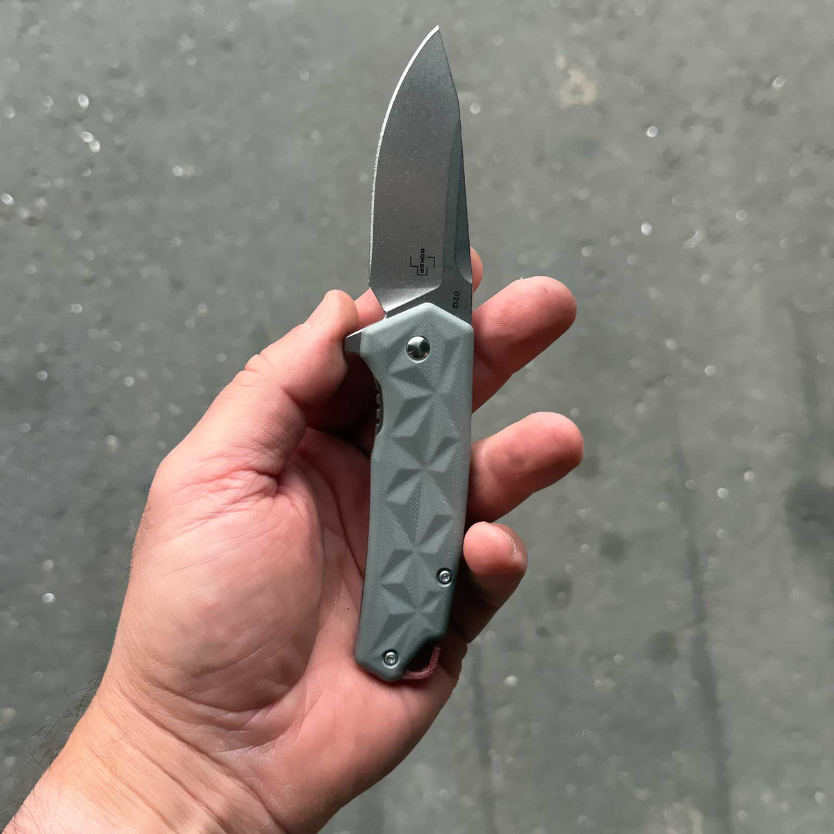 Böker Plus Gemtek – kompaktes EDC-Taschenmesser – Gehalten in der hand Größe
