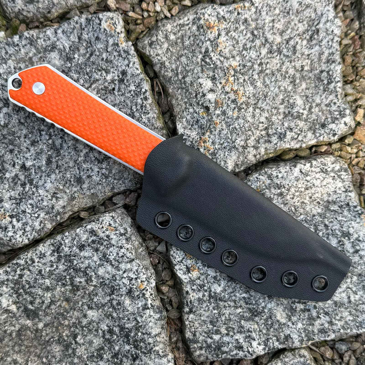 Böker Kiboku G10 Fahrtenmesser in orange - Detailansicht Messer in Scheide