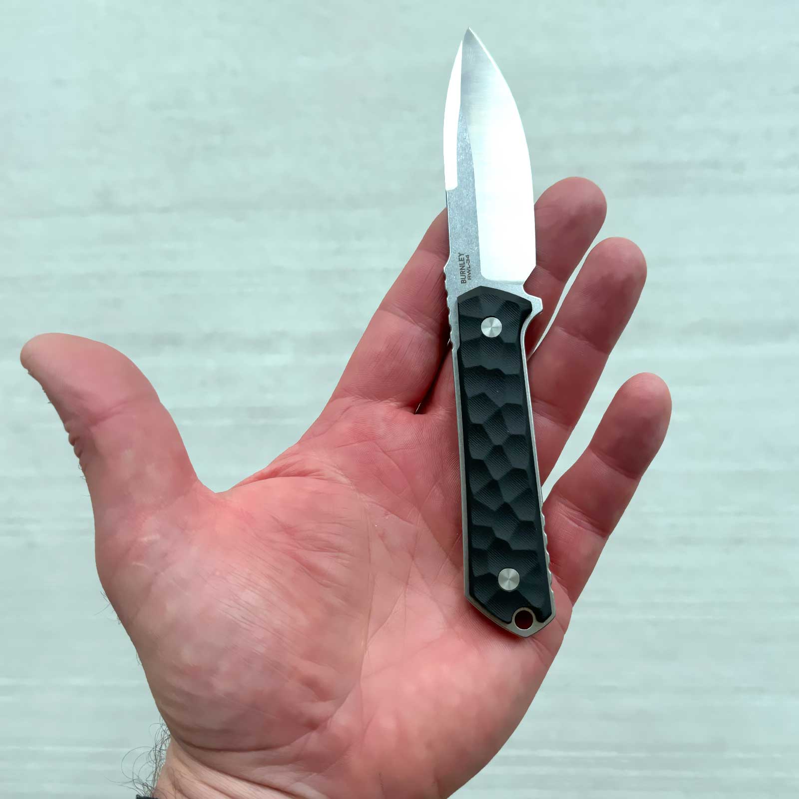 Böker Kiboku Richlite Black Rock Pattern Messer - Ansicht des Messers in der Handfläche
