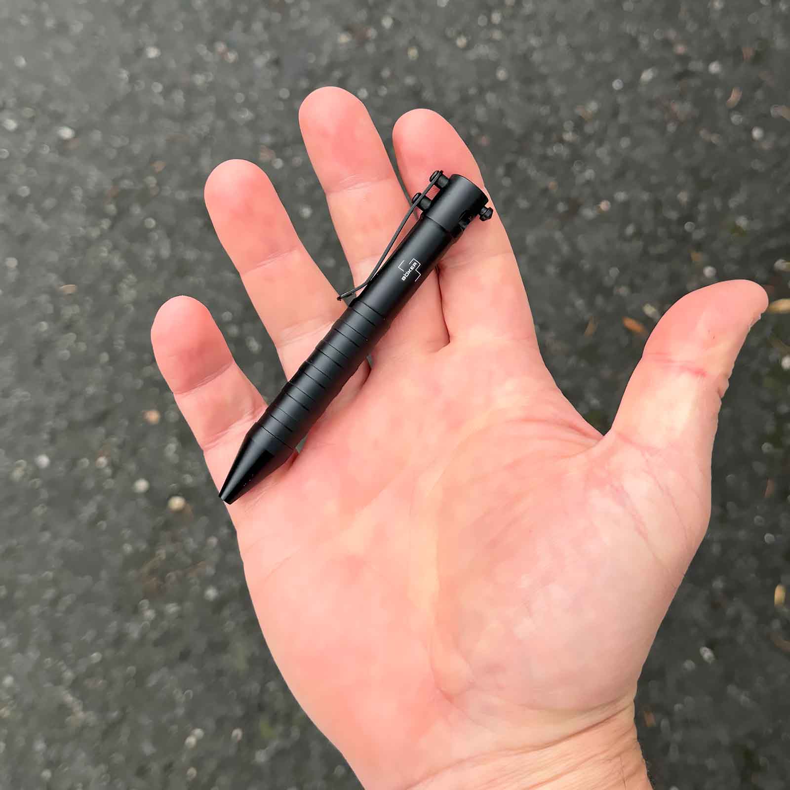 Böker Plus K.I.D. cal .50 Black – Tactical Pen - Größe in der Hand