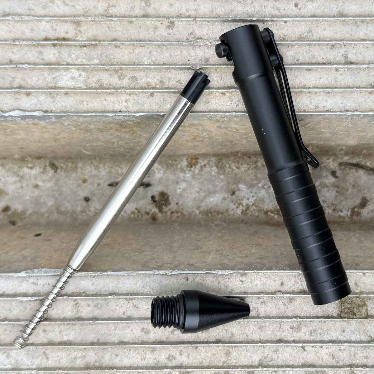 Böker Plus K.I.D. cal .50 Black – Tactical Pen Aluminium mattschwarz mit Clip – Detailansicht
