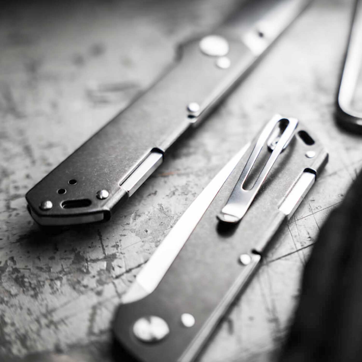 Böker Kihon Bifold 42a – Zweihand-Taschenmesser mit MagnaCut Klinge & Tip-Up Clip – Detailansicht