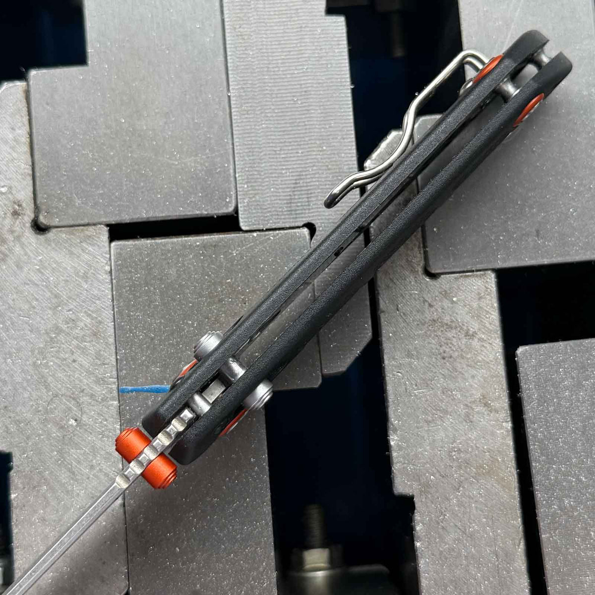 Böker Plus Kihon Compact – Taschenmesser mit Droppoint Klinge, Crossbar Lock und Clip – Messeransicht