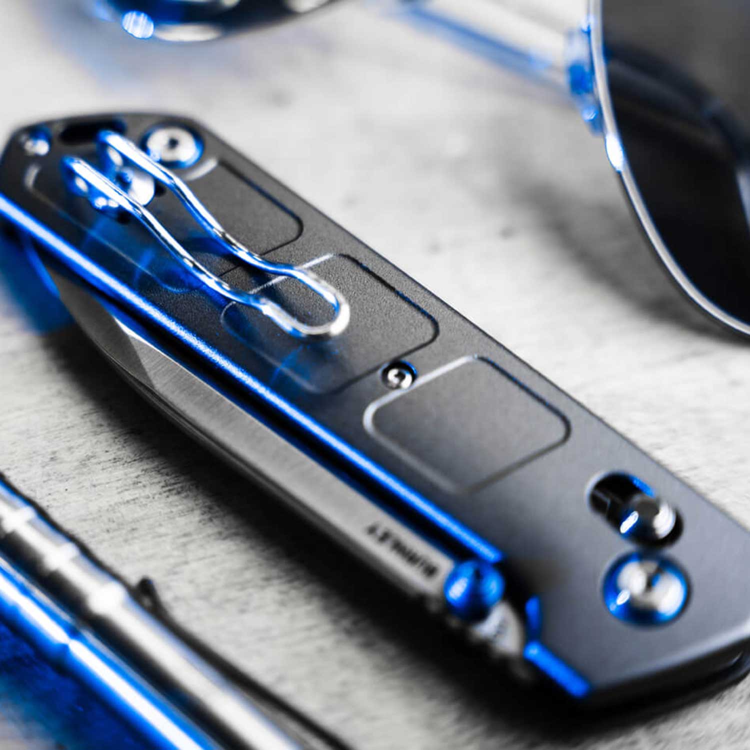 Böker Plus Kihon DC Alu – EDC-Taschenmesser mit Nitro-V-Klinge und Crossbar Lock – Detailansicht