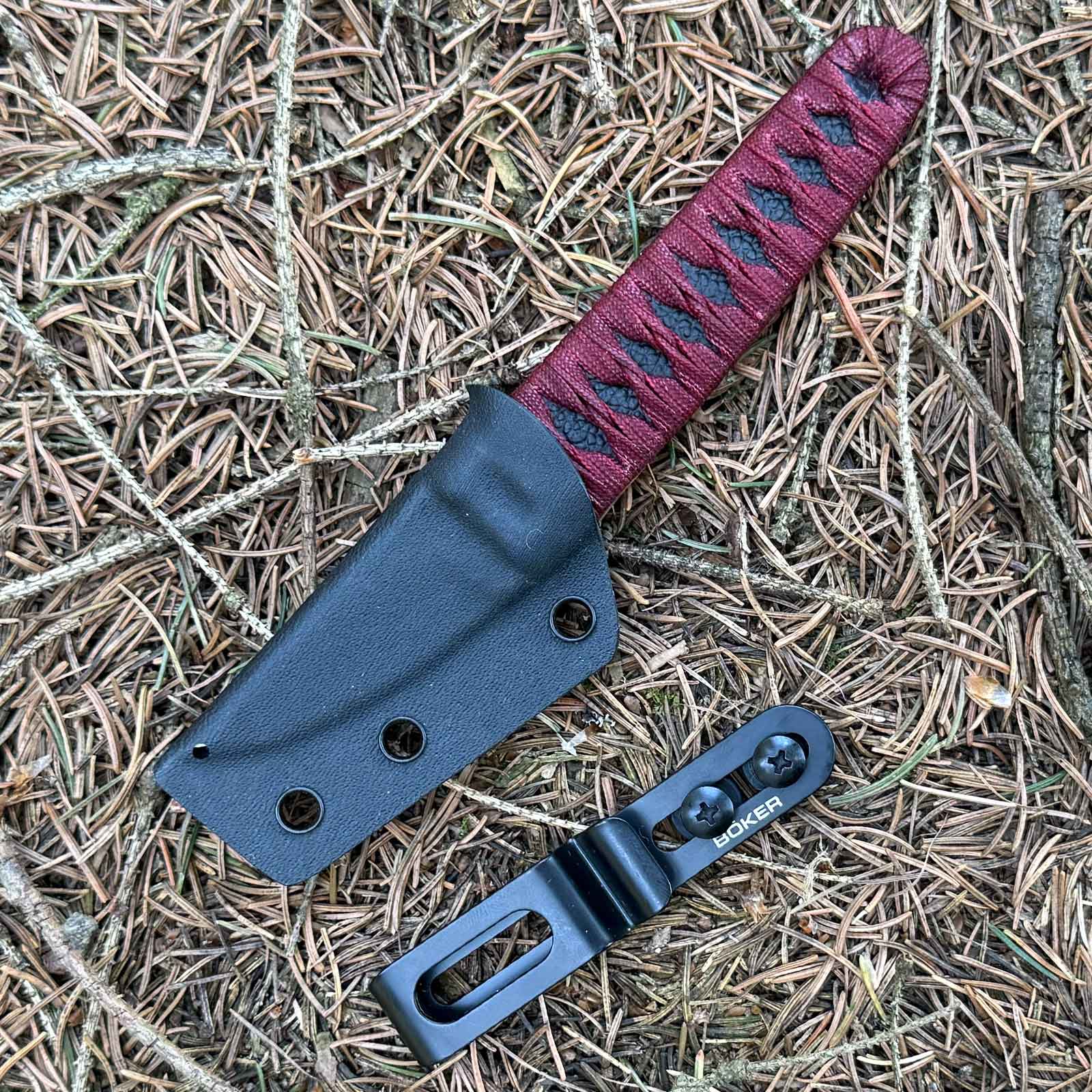 Böker Plus Kissaki – Full-Tang-Messer mit 440C Klinge, Kydexscheide & Ito-Griff – Scheide, Clip und Befestigung