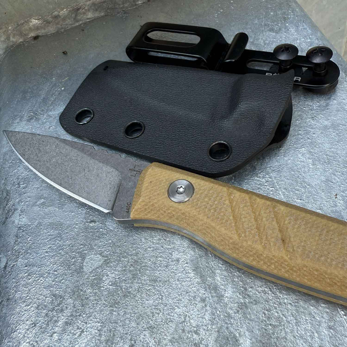 Böker Plus Five Point Nine – Kompaktes Neck Knife mit Kydexscheide und Gürtelclip – Detailansicht