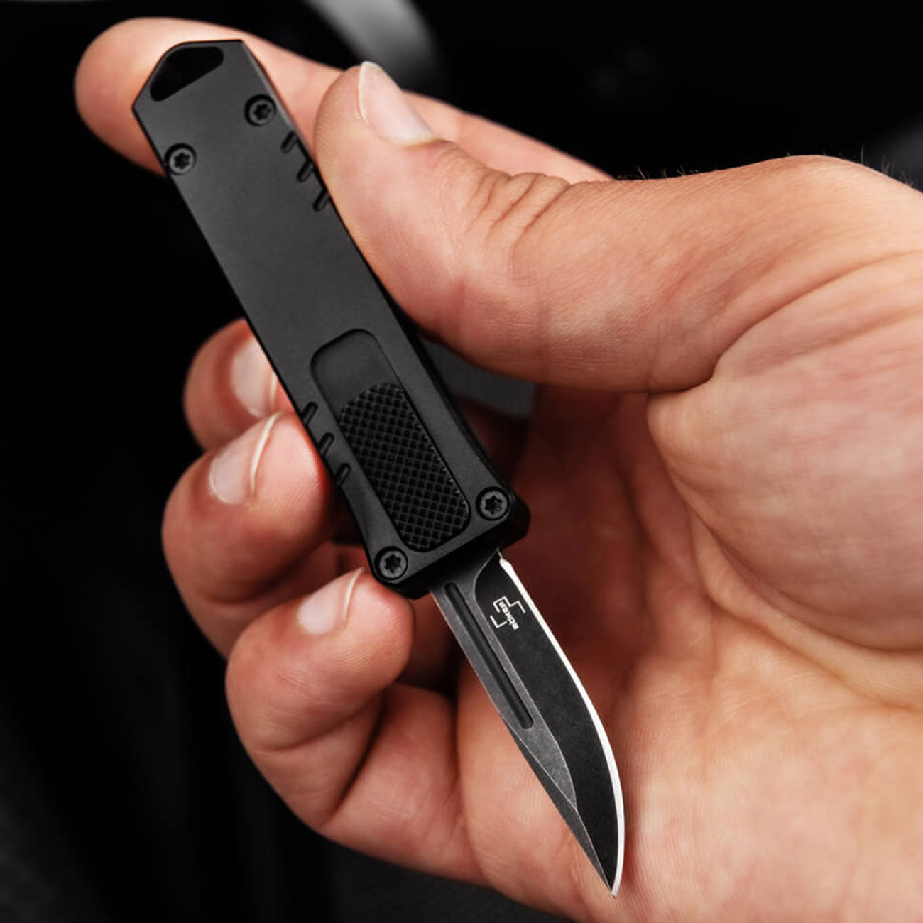 Böker Plus Micro USB OTF Taschenmesser in schwarz - Größe in Hand