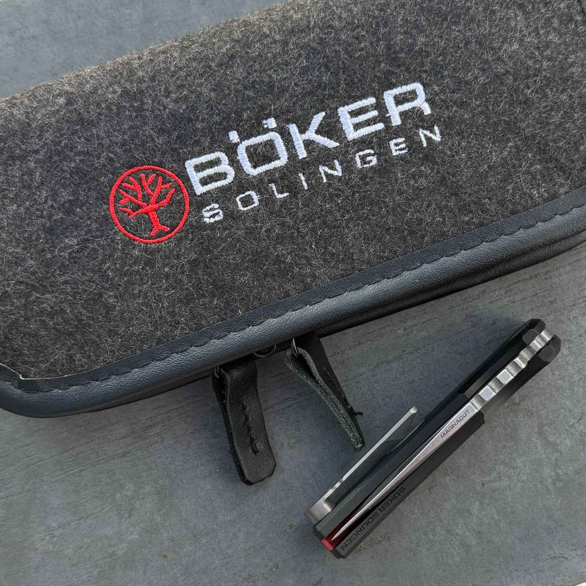 Böker Mini Redencion 42a Taschenmesser – MagnaCut, Button Lock, Titan-Clip – Etui und Tragezubehör / Messeransicht