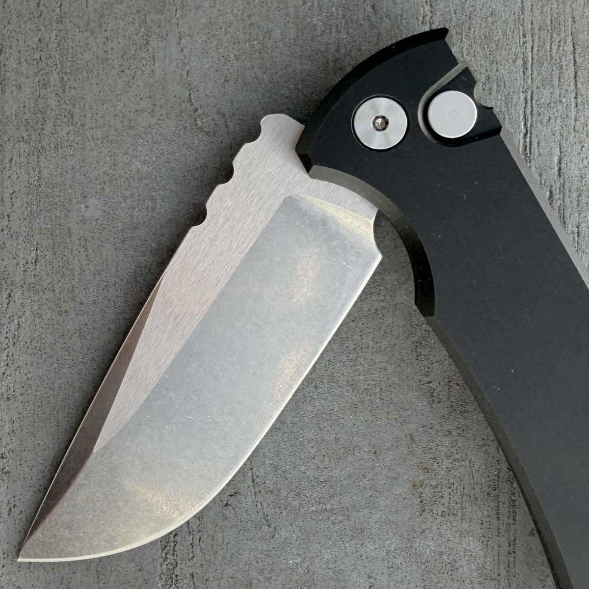 Böker Mini Redencion 42a Taschenmesser - Detailansicht Magnacut Klinge