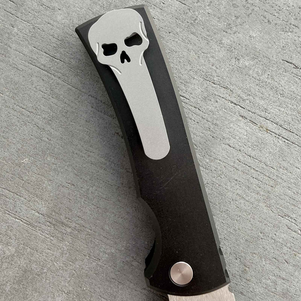 Böker Mini Redencion 42a Taschenmesser - Ansicht Gürtelclip mit Totenkopf