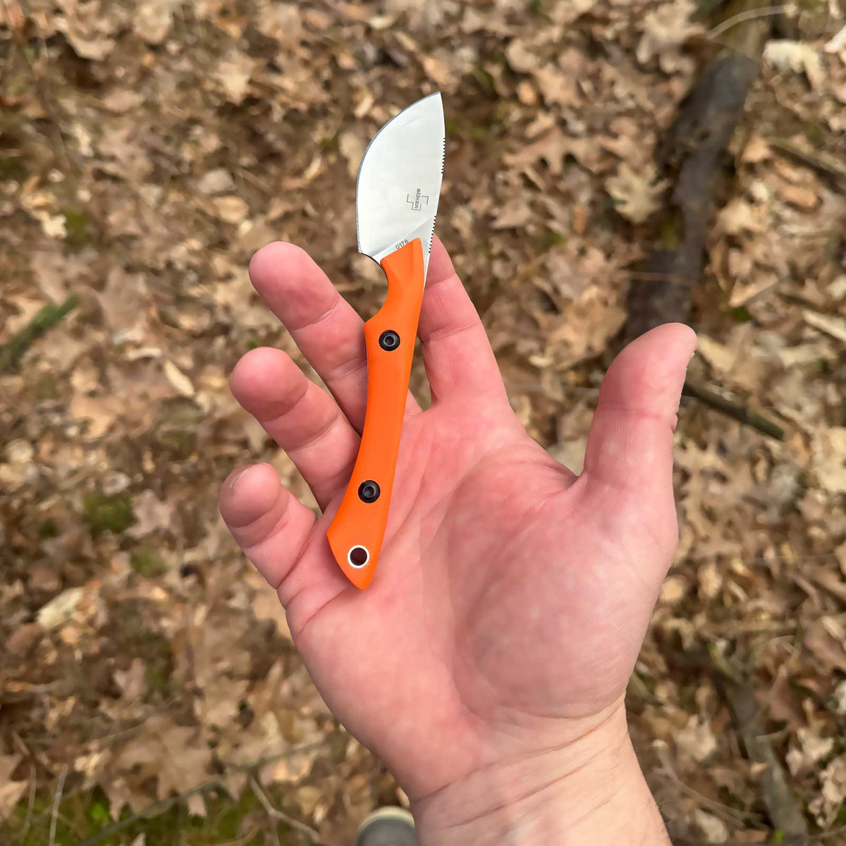 Böker Plus M.U.K. Outdoormesser orange - Ansicht Größe in Hand