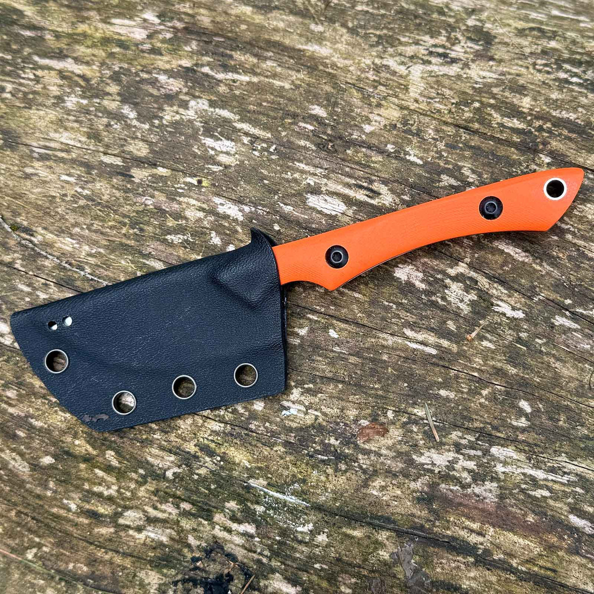 Böker Plus M.U.K. Outdoormesser orange - Ansicht Messer in Kydexscheide