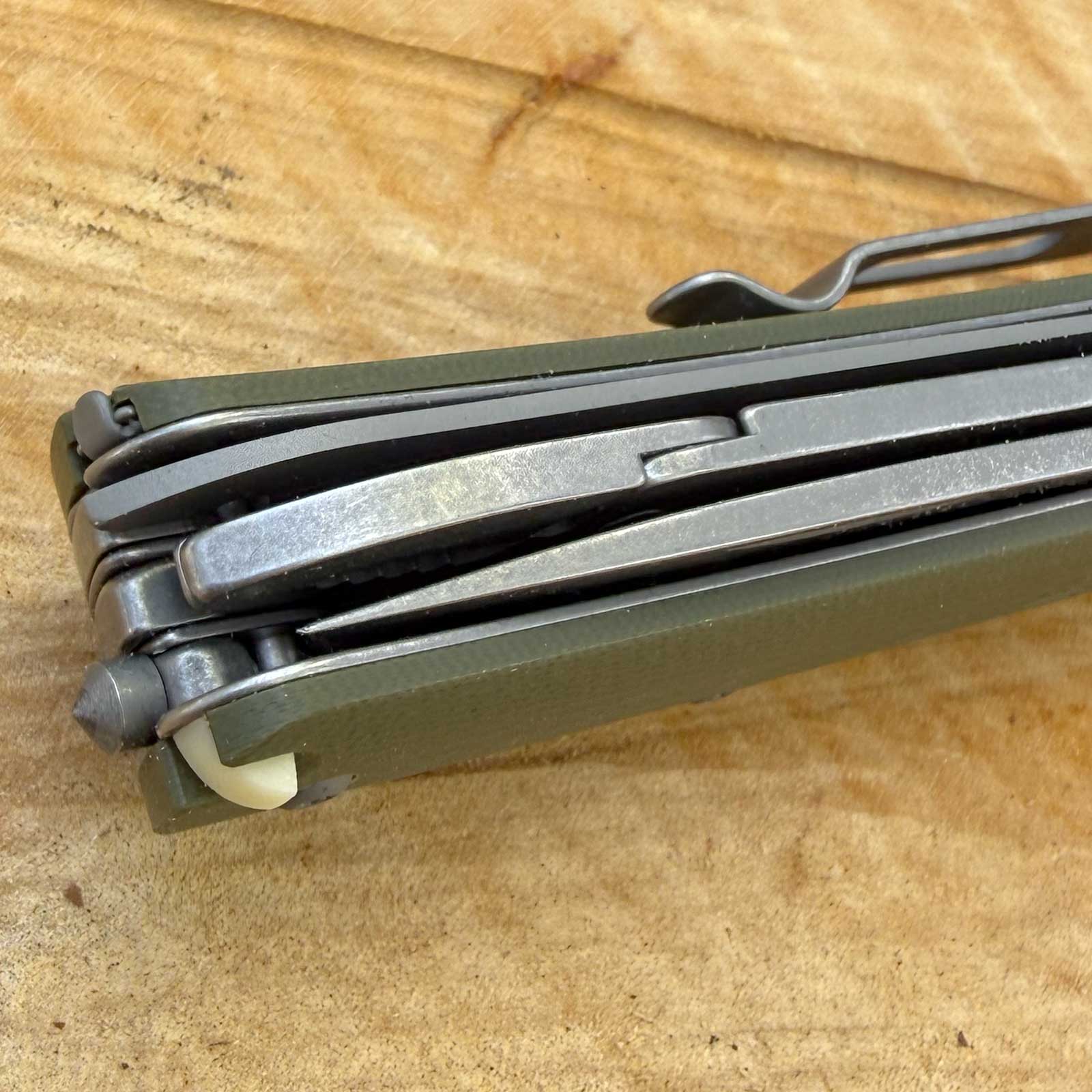 Böker Naturensöhne MK II NXT – Taschenmesser mit 8 Funktionen (grün) – Bezel, Linse und Frontansicht